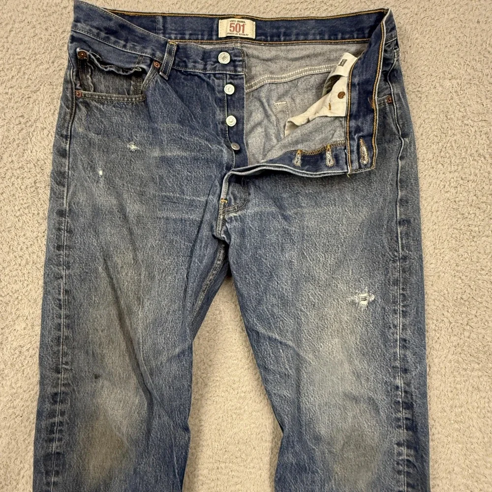 Levis 501 Jeans Mens 35x30 Blue Medium Wash Straight Leg Button Fly‎ Distressed